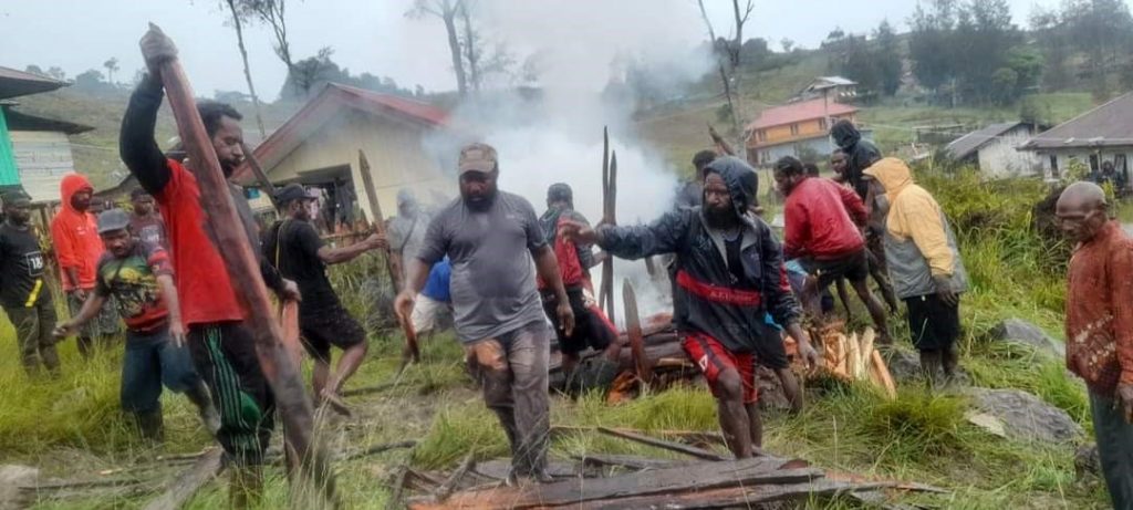 Mayat Korban Yang Di Bakar Di Depan Polsek SInak