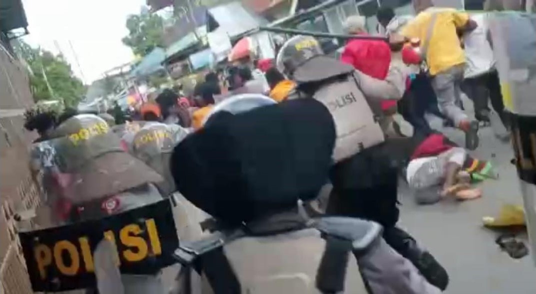 Tangkap Layar Video Amitir | Polisi membubarkan paksa aksi tolak DOB-Otsus di kawasan Mega, Waena, Selasa, 10 Mei 2022.